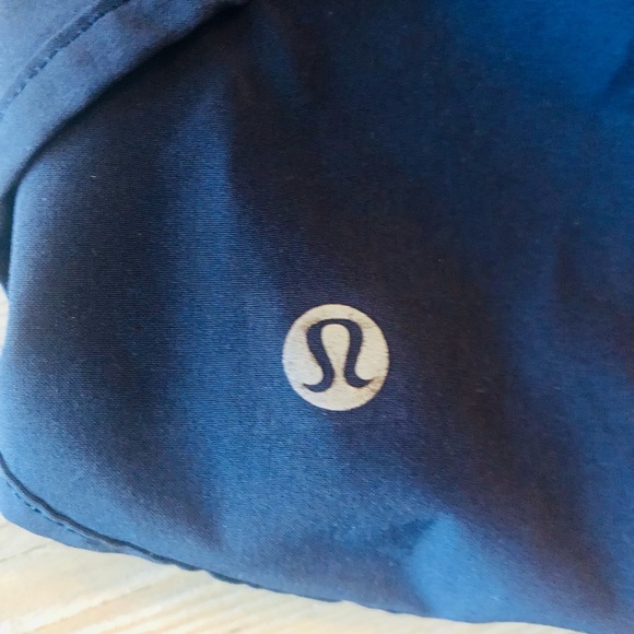 Lululemon size 4 Navy Speed Up 2.5 inseam - Picture 5 of 6